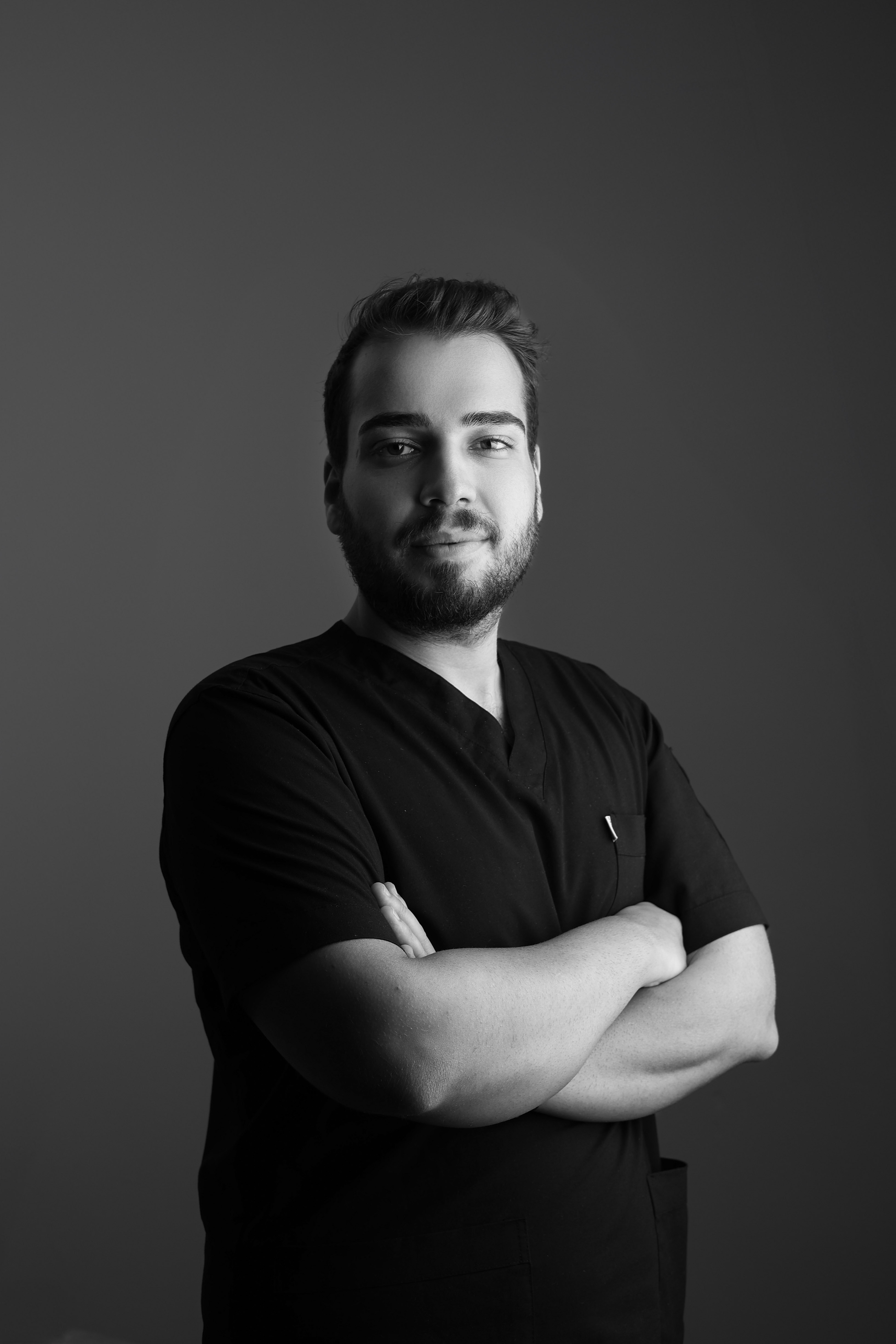 Genç erkek fizyoterapist modern klinikte çalışırken